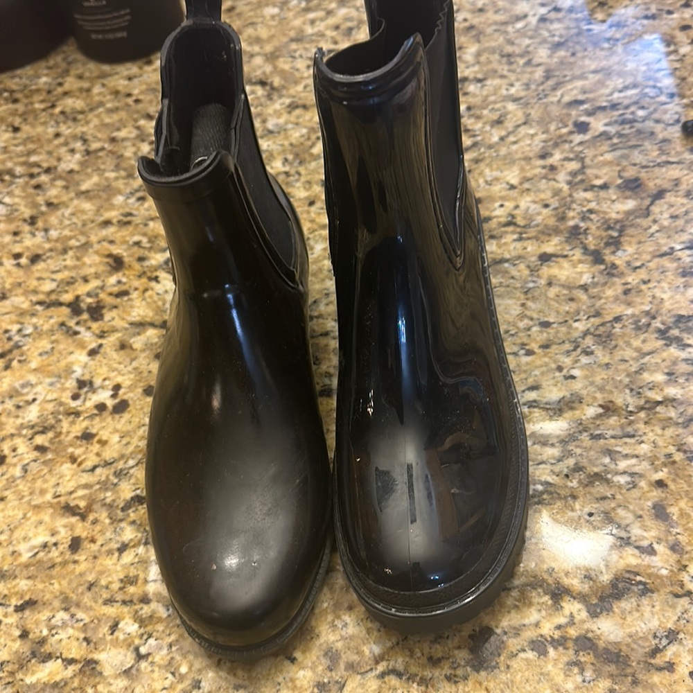V. Rabita Rain boots, 7.5
Black rubber, mid ankle,